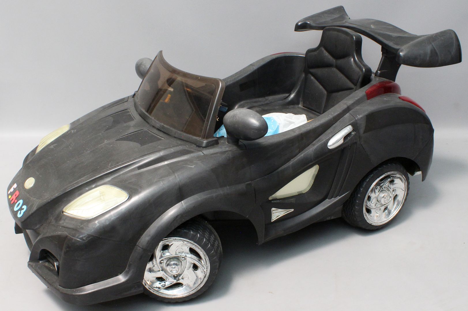 Spielzeugauto mit Elektromotor.