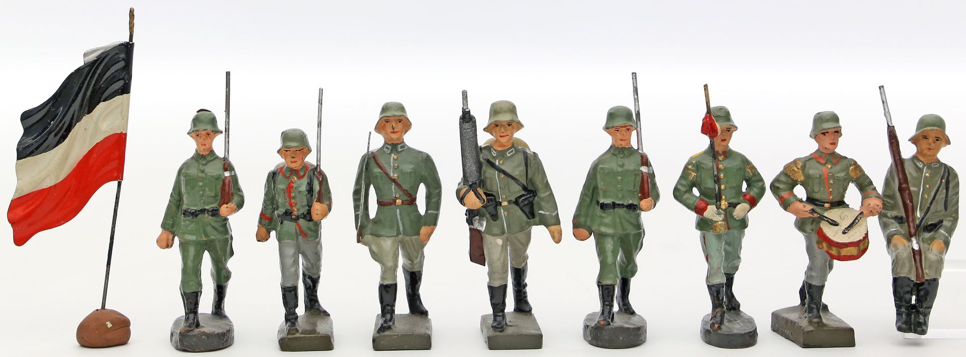 8 Massesoldaten Wehrmacht, Lineol und Elastolin.