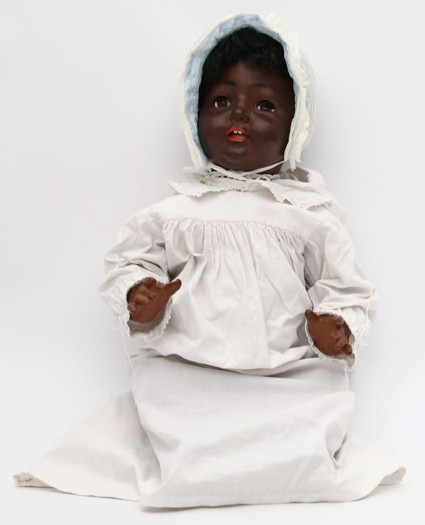Babypuppe mit dunkler Hautfarbe.