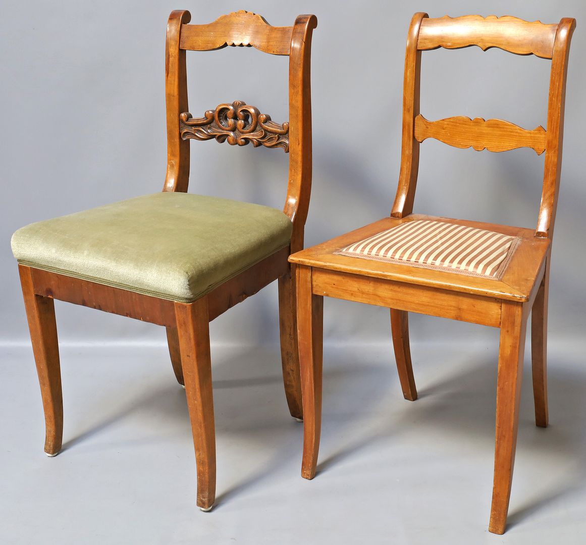 2 Biedermeier-Stühle.
