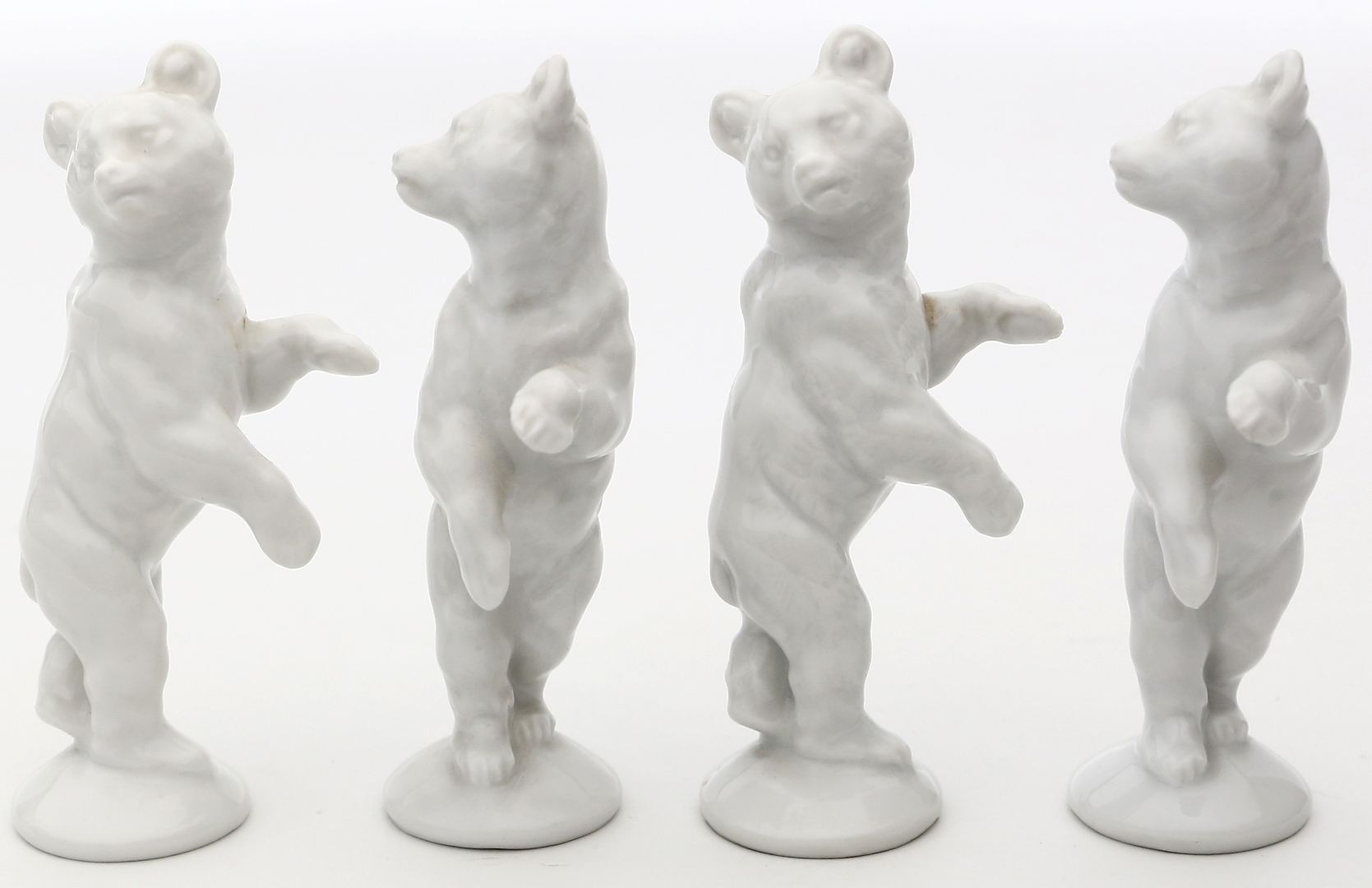 4 Skulpturen "Aufgerichtet stehender Bär".
