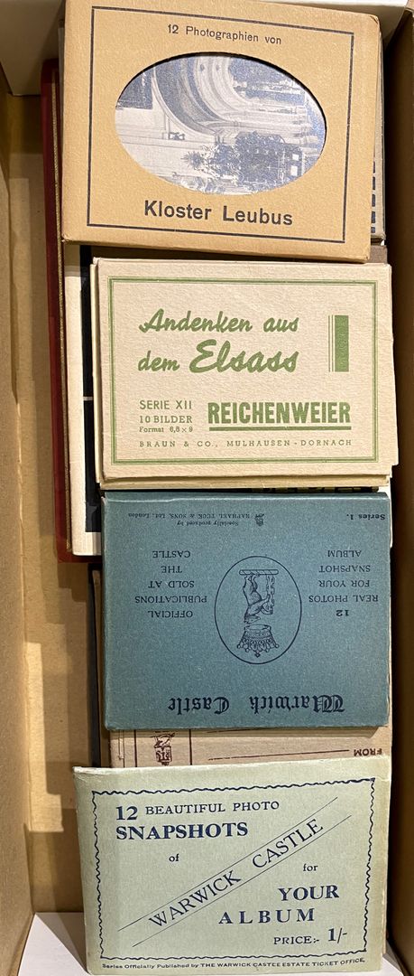 Konvolut Leporellos, Postkarten und Reiseführer.
