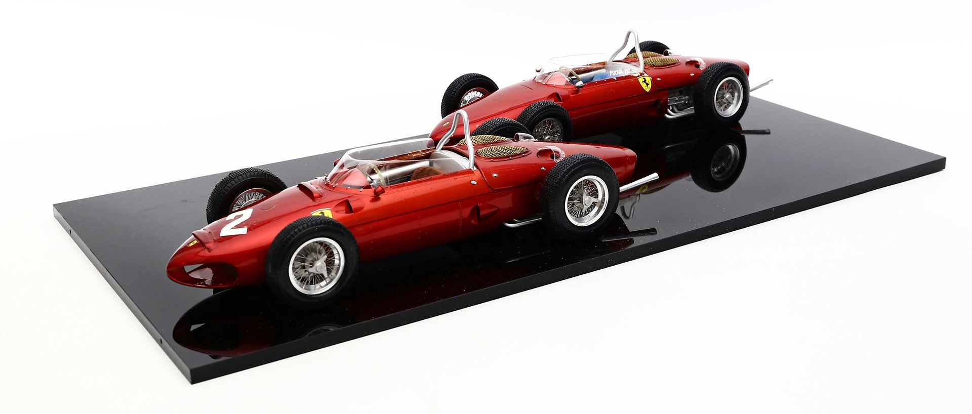 2 Modellautos "Ferrari", 1:12.