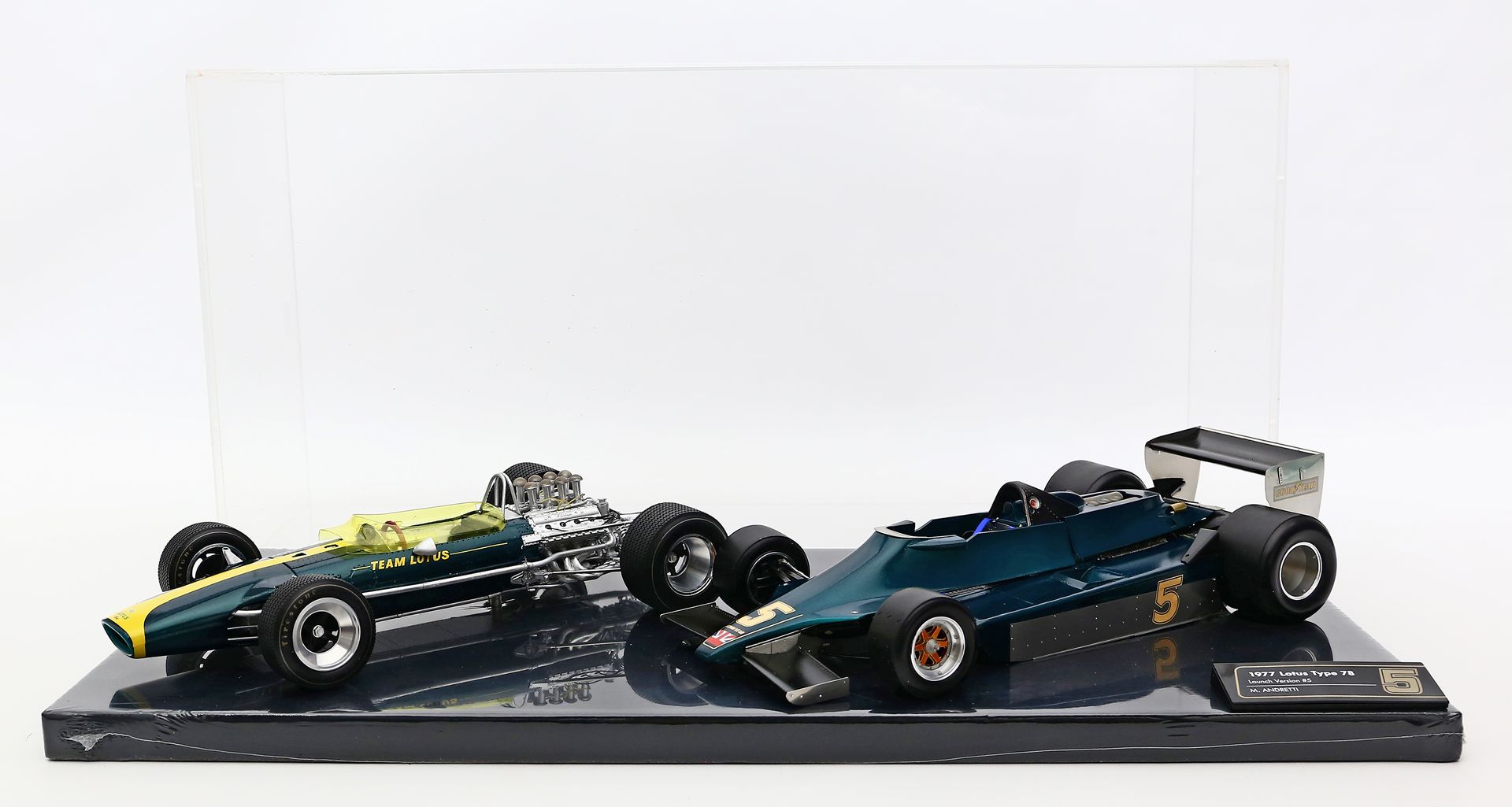 2 Modellautos "Rennwagen Team Lotus", 1:12.