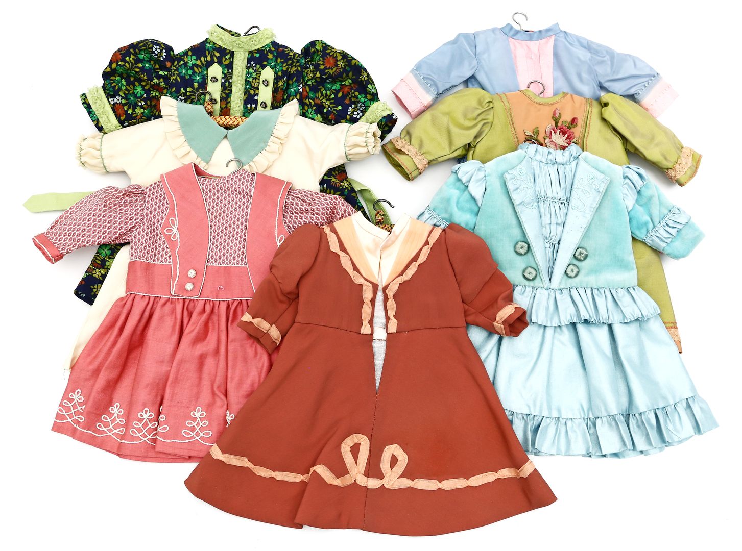 7 Kleider für ca. 36 bis 40 cm-Puppen.