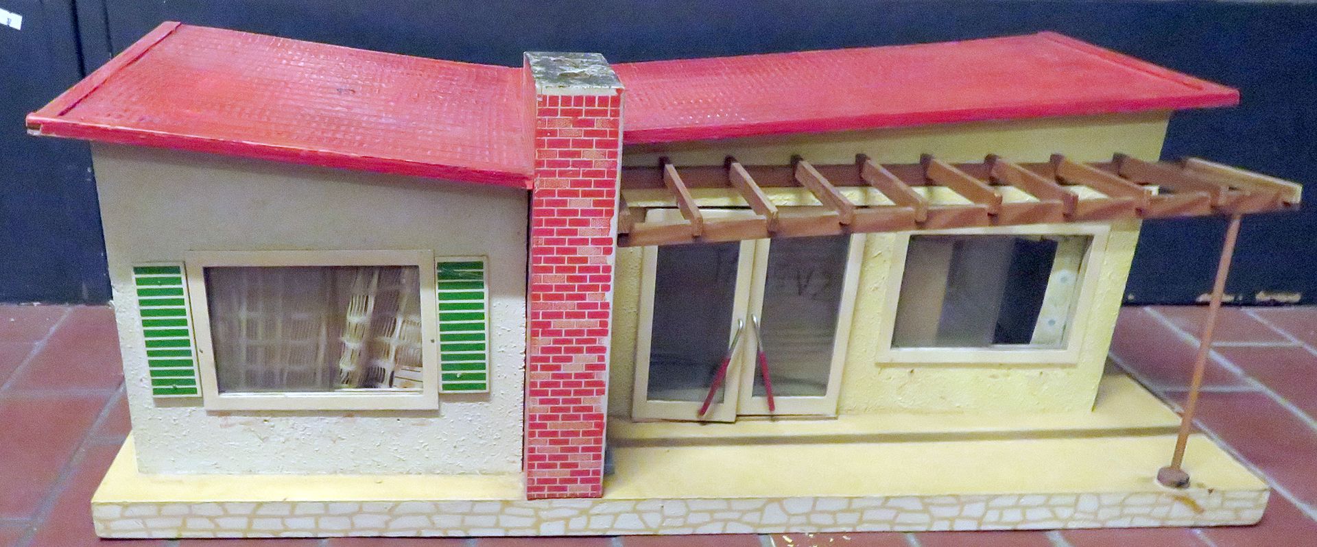 Puppenhaus mit Anbau und Veranda.