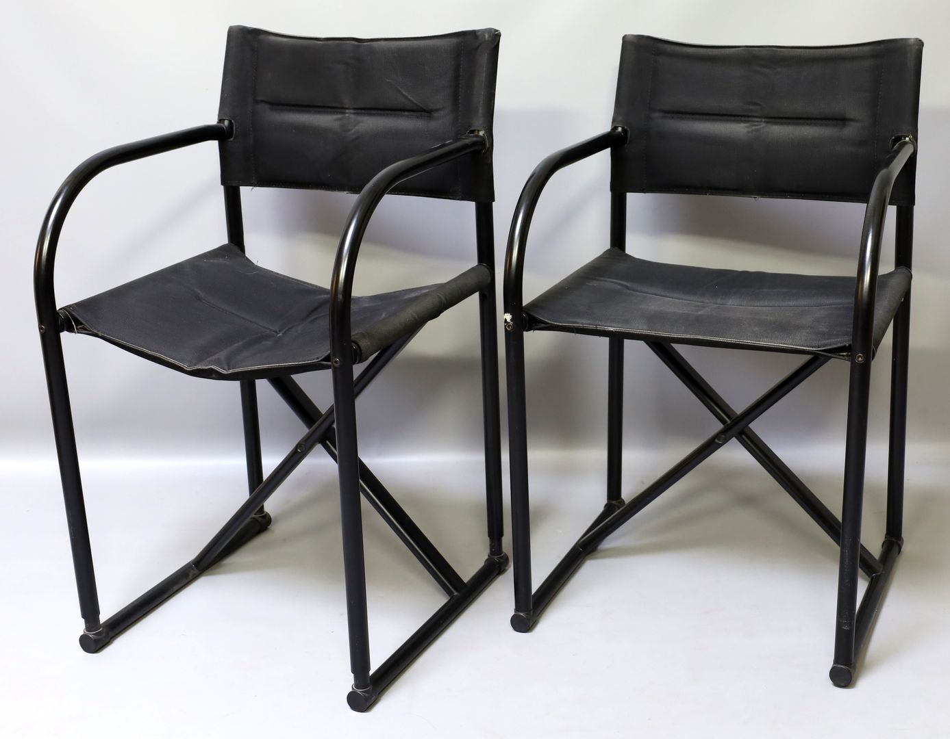 Paar Klapp- oder "Regie"-Stühle.