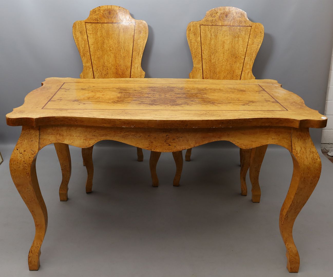 Tisch mit 4 Stühlen im gustavianischen Stil.