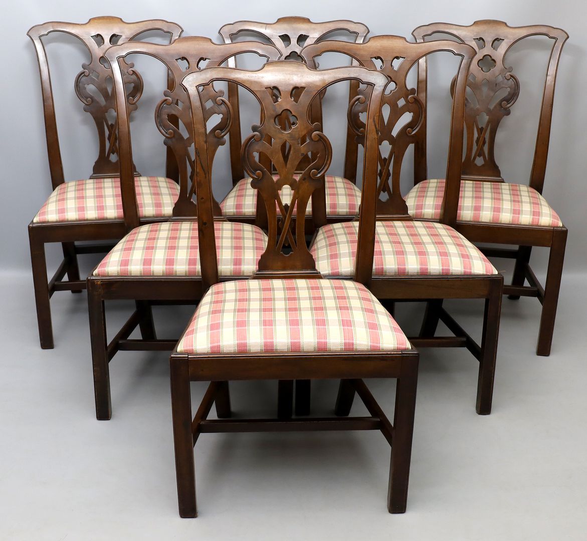 6 Stühle im Chippendale-Stil.