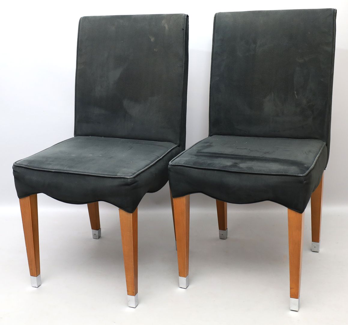 Paar moderne Stühle.