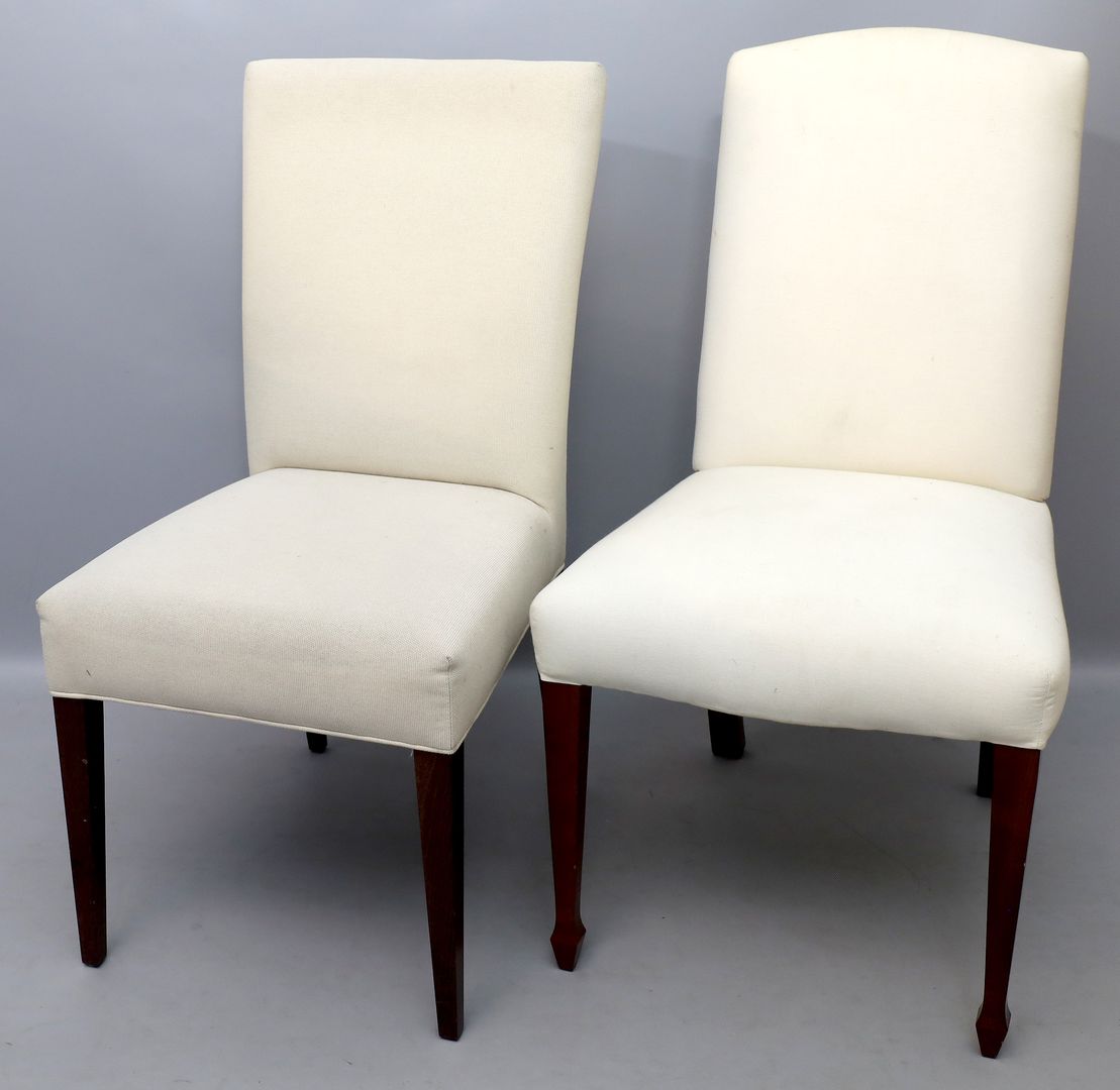 2 moderne Stühle.