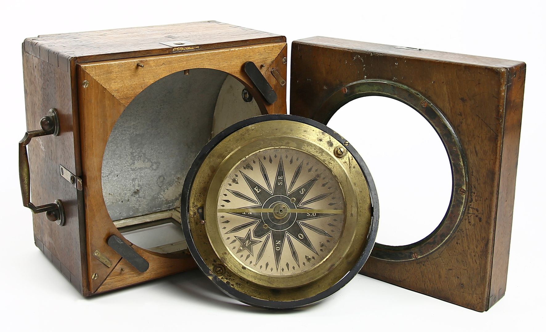 Kompass in verglastem Holzkasten.