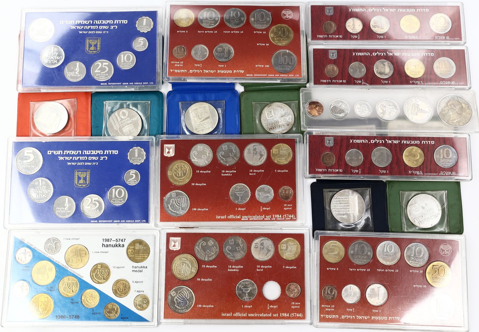 Israel, 10 Kursmünzensätze und 6 Gedenkmünzen.