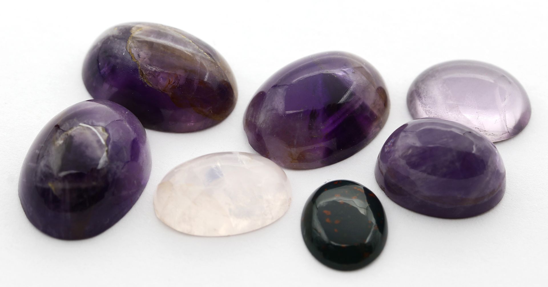 7 div. Cabochons, zus. ca. 55,9 ct.