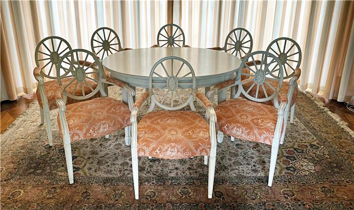 Neunteilige Sitzgruppe mit Tisch und Armlehnsessel im klassizistischen Stil.