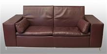 Modernes Sofa mit Lederbezug.