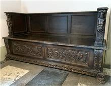 Sitzbank im Renaissancestil.